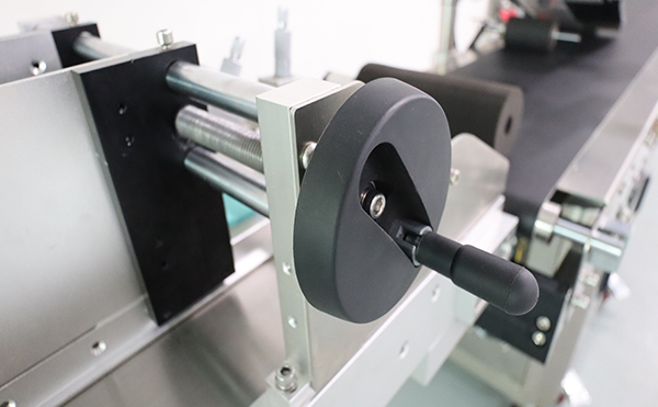 全自動(dòng)轉(zhuǎn)角貼標(biāo)機(jī),自動(dòng)轉(zhuǎn)角貼標(biāo)機(jī),轉(zhuǎn)角貼標(biāo)機(jī)